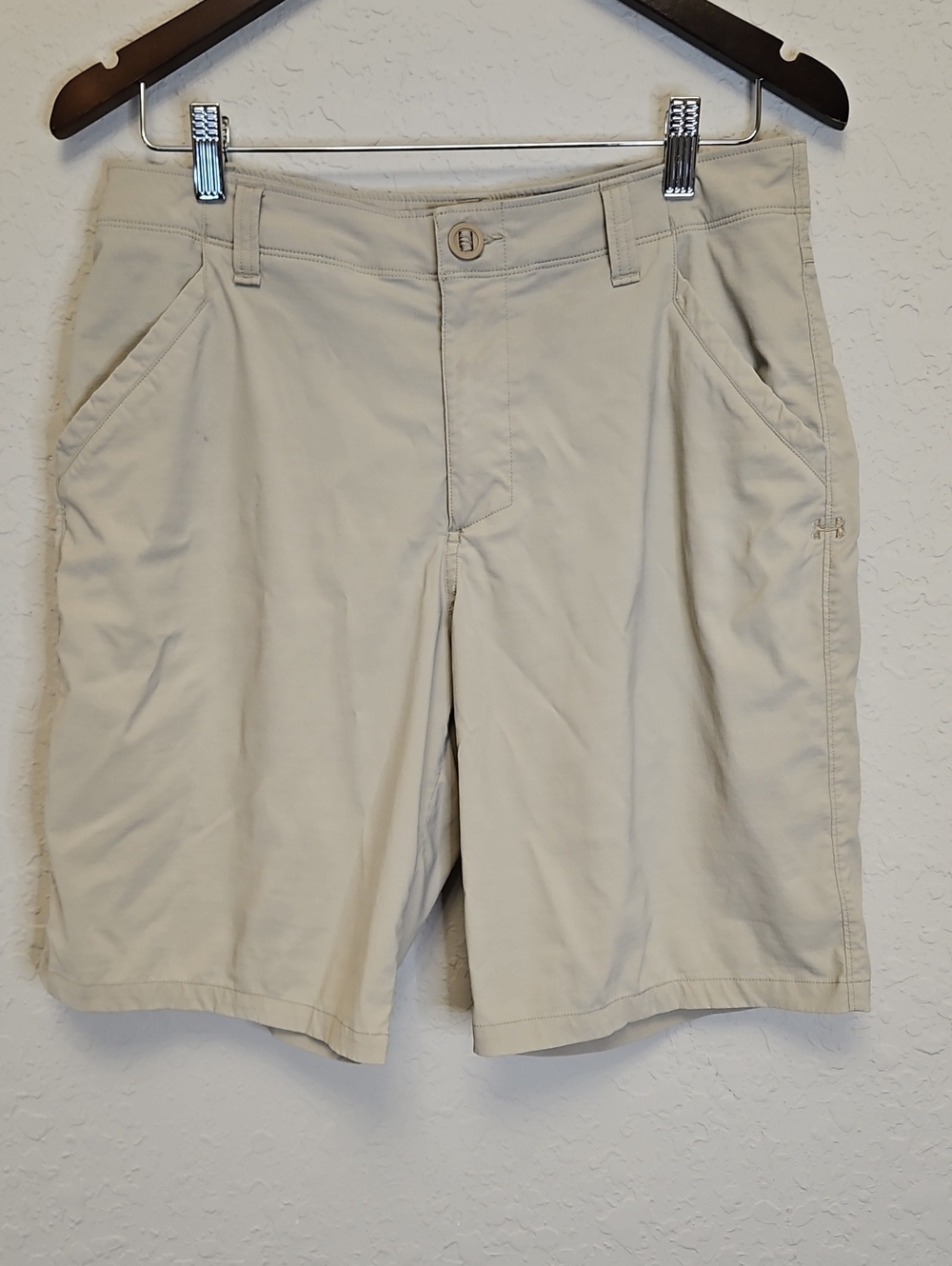 Under Armour Men's Loose Fit Tan Shorts, Size 32